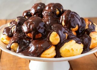 Profiterol, Fransız mutfağından çıkmış, ince ve hafif hamurun içine krem doldurularak yapılan bir tatlıdır. İlk olarak 16. yüzyılda Fransa’da ortaya çıkan bu lezzet, kısa sürede Avrupa’nın farklı bölgelerine yayılmıştır. Hafif yapısı ve şık sunumuyla profiterol, özel günler ve davet sofralarının vazgeçilmezi haline gelmiştir. Konulu bir haber görseli.