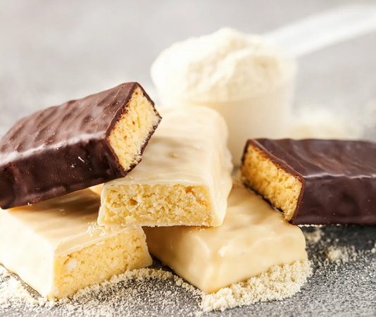 Protein Barlar: Sağlıklı Atıştırmalıkların Yükselen Trendi Günümüzde protein barlar, sporcular, yoğun çalışanlar ve sağlıklı beslenmeyi tercih eden kişiler arasında giderek popülerleşiyor. Bu barlar, pratik ve taşınabilir yapıları sayesinde, hızlı enerji ve protein ihtiyacını karşılamak için ideal bir seçenek sunuyor. Protein barlar, özellikle spor sonrası kas onarımı ve tok kalma süresi açısından önemli bir rol oynuyor. Konulu bir haber görseli.