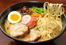 Ramen: Dünyayı Etkisi Altına Alan Japon Lezzeti Ramen, kökeni Çin’e dayanan ancak Japonya’da farklı bir kimlik kazanmış olan bir yemektir. İlk olarak Çin’den Japonya’ya geçen bu yemek, zamanla Japon mutfağının ayrılmaz bir parçası haline gelmiştir. Japonya’da özellikle 19. yüzyılın sonlarına doğru popülerleşmeye başlayan ramen, bugün sadece Japonya’da değil, dünyanın birçok ülkesinde de sevilerek tüketilmektedir. Ucuz, hızlı ve lezzetli bir yemek olması onun geniş kitlelere ulaşmasını sağlamıştır. Konulu bir haber görseli.