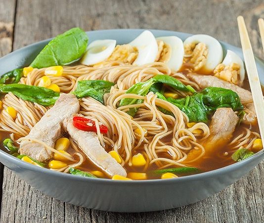 Ramen Japon Mutfağının Dünya Çapındaki Lezzeti Ramen, Japon mutfağının en sevilen yemeklerinden biri olarak dünya çapında büyük bir popülarite kazanmıştır. İlk olarak Çin’den Japonya’ya geçtiği düşünülen bu yemek, zamanla Japon kültürünün vazgeçilmez bir parçası haline gelmiştir. 19. yüzyıldan itibaren ülke genelinde yayılmaya başlayan ramen, özellikle İkinci Dünya Savaşı sonrasında Japon halkının günlük yaşamında sıkça tükettiği bir yemek olmuştur. Konulu bir haber görseli.