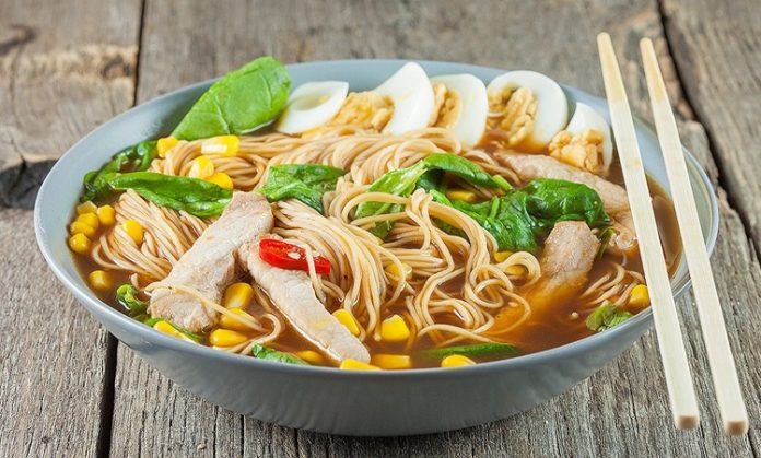 Ramen, Japon mutfağının en sevilen yemeklerinden biri olarak dünya çapında büyük bir popülarite kazanmıştır. İlk olarak Çin’den Japonya’ya geçtiği düşünülen bu yemek, zamanla Japon kültürünün vazgeçilmez bir parçası haline gelmiştir. 19. yüzyıldan itibaren ülke genelinde yayılmaya başlayan ramen, özellikle İkinci Dünya Savaşı sonrasında Japon halkının günlük yaşamında sıkça tükettiği bir yemek olmuştur. Konulu bir haber görseli.