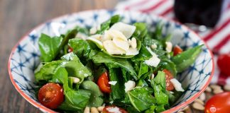 Roka Salatası: Taze ve Sağlıklı Lezzetin Sofralardaki Yeri Roka Salatası, Akdeniz ve Orta Doğu mutfağında uzun yıllardır sofralarda yer alan sağlıklı ve ferahlatıcı bir salata türüdür. Özellikle rokanın kendine has aroması, bu salatayı farklı kılan en önemli unsurdur. Rokanın hafif acımsı tadı, salatanın lezzetini dengeler ve diğer sebzelerle birleştiğinde damakta unutulmaz bir tat bırakır. Konulu bir haber görseli.