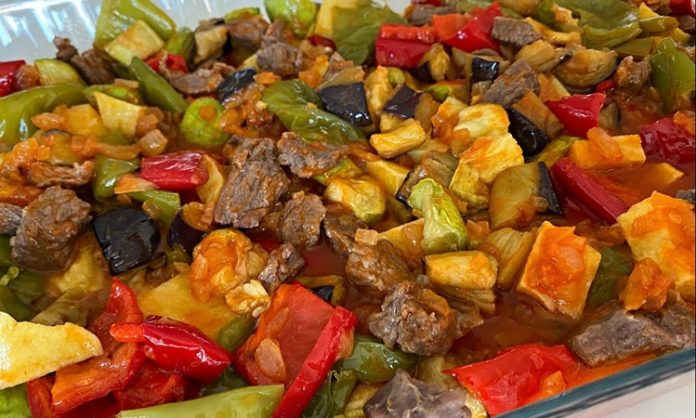 Evlerde sıkça tercih edilen etli sebze yemeği, hem besleyici hem de lezzetli bir öğün alternatifi sunar. Et ve sebzelerin dengeli birleşimi, yemeğe hem renk hem de aroma katar. Yemeği hazırlarken kullanılacak etin kalitesi, pişirme süresi ve sebzelerin tazeliği lezzeti doğrudan etkiler. Örneğin, dana eti kullanıyorsanız etin yağ oranına dikkat etmek, yemeğin ağızda dağılan bir kıvama sahip olmasını sağlar. Tavuk eti ise daha hafif bir tat sunar ve özellikle yaz aylarında tercih edilir. Konulu bir haber görseli.