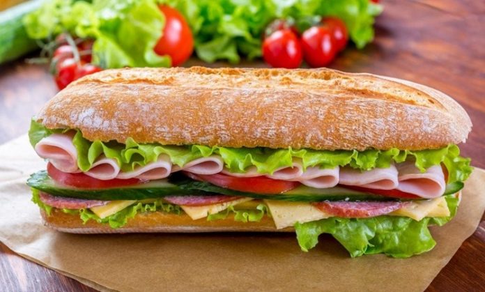 Salamlı Sandviç Lezzetin Ve Pratikliğin Buluştuğu Atıştırmalık Salamlı sandviç, hızlı ve pratik öğün arayanların tercih ettiği klasik bir seçenek olarak öne çıkar. İlk kez Avrupa mutfaklarında popülerleşen bu sandviç, salamın ince dilimlenmiş haliyle ekmek arasına yerleştirilmesiyle hazırlanır. Geleneksel tarif, sadece salam ve ekmekle yapılırken zamanla peynir, marul ve domates gibi ek malzemelerle zenginleştirilmiştir. Konulu bir haber görseli.
