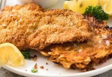 Schnitzel: Klasik Alman Lezzetinin Tarihi ve Evde Hazırlama İpuçları Schnitzel, Almanya ve Avusturya mutfaklarının en bilinen yemeklerinden biridir. İnce dilimlenmiş etin pane harcıyla kaplanıp kızartılmasıyla elde edilen bu lezzet, hem sokak yemekleri hem de restoran menülerinde sıklıkla yer alır. İsmi Almanca “dilim” anlamına gelen “Schnitt” kelimesinden türemiştir ve geleneksel olarak dana veya tavuk eti kullanılır. Konulu bir haber görseli.
