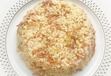 Şehriyeli pilav, Türk mutfağının en klasik ve sevilen yemeklerinden biridir. Tarih boyunca Osmanlı mutfağından günümüz sofralarına kadar uzanan bir lezzet yolculuğuna sahiptir. Küçük pirinç taneleri ve kavrulmuş şehriyelerin birleşimi, pilava hem doku hem de aroma kazandırır. Konulu bir haber görseli.