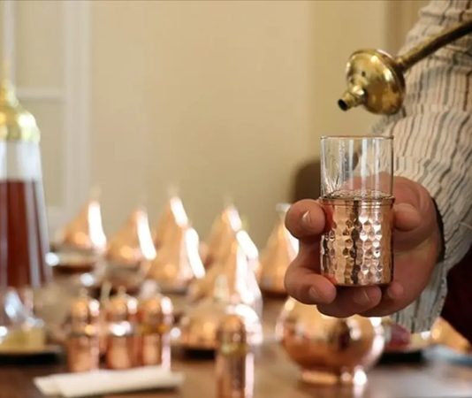 Şerbet, tarih boyunca özellikle Osmanlı mutfağında önemli bir yere sahip olmuştur. Tatlı ve aromatik içeriğiyle sofraları süsleyen bu içecek, hem ferahlatıcı hem de kültürel bir simge olarak kabul edilir. Geleneksel olarak meyve özleri, baharatlar ve şeker ile hazırlanan şerbet, yüzyıllardır soğuk ve sıcak şekilde tüketilmektedir. Konulu bir haber görseli.