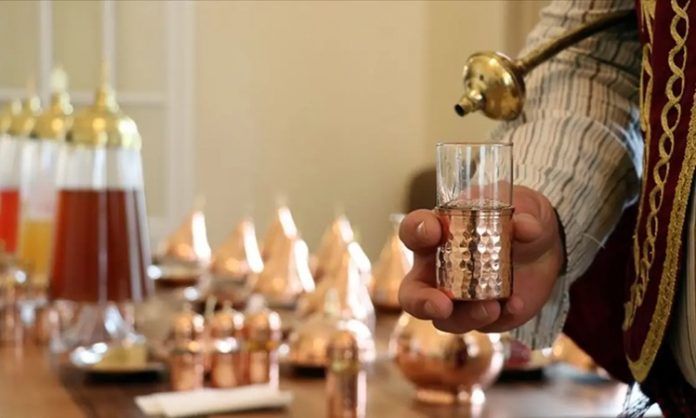 Şerbet Gelenekten Gelen Tatlı Ferahlık Şerbet, tarih boyunca özellikle Osmanlı mutfağında önemli bir yere sahip olmuştur. Tatlı ve aromatik içeriğiyle sofraları süsleyen bu içecek, hem ferahlatıcı hem de kültürel bir simge olarak kabul edilir. Geleneksel olarak meyve özleri, baharatlar ve şeker ile hazırlanan şerbet, yüzyıllardır soğuk ve sıcak şekilde tüketilmektedir. Konulu bir haber görseli.