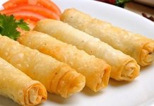 Sigara Böreği Türk Mutfağının Çıtır Lezzeti Türk mutfağının en pratik ve en sevilen yiyeceklerinden biri olan sigara böreği, adını ince ve uzun şekline borçludur. Çıtır çıtır kızarmış yufkanın içindeki peynirin eriyerek ağızda bıraktığı tat, bu böreği hem kahvaltılarda hem de özel davetlerde vazgeçilmez hale getirmiştir. Geleneksel mutfak kültürümüzün bir parçası olan sigara böreği, sadece Türkiye’de değil, dünyanın birçok yerinde de tanınan bir lezzet olarak dikkat çeker. Konulu bir haber görseli.