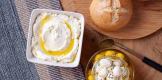 Labne tabağı, kahvaltılardan akşam yemeklerine kadar her sofrada kendine yer bulan lezzetli ve şık bir sunum aracıdır. Kremsi yapısıyla öne çıkan labne, hem hafif hem de doyurucu olmasıyla birçok kişinin tercih ettiği bir peynirdir. Özellikle kahvaltı sofralarında farklı garnitürlerle süslenen labne tabağı, hem göze hitap eder hem de sofraya estetik bir hava katar. Konulu bir haber görseli.