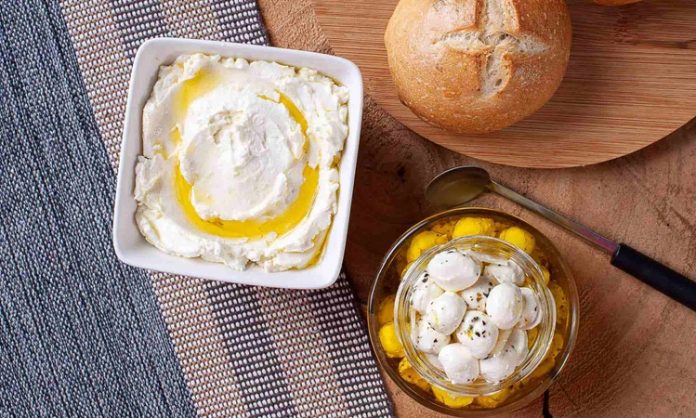 Labne tabağı, kahvaltılardan akşam yemeklerine kadar her sofrada kendine yer bulan lezzetli ve şık bir sunum aracıdır. Kremsi yapısıyla öne çıkan labne, hem hafif hem de doyurucu olmasıyla birçok kişinin tercih ettiği bir peynirdir. Özellikle kahvaltı sofralarında farklı garnitürlerle süslenen labne tabağı, hem göze hitap eder hem de sofraya estetik bir hava katar. Konulu bir haber görseli.