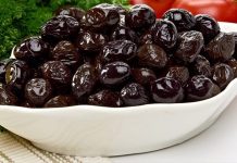 Siyah Zeytin: Sofraların Olmazsa Olmaz Lezzeti Siyah zeytin, Akdeniz mutfağının vazgeçilmez lezzetlerinden biri olarak sofralarda özel bir yer edinir. Özellikle kahvaltılarda, mezelerde veya yemeklerin yanında sunulan siyah zeytin, hem besleyici hem de aromatik bir seçenek sunar. Zeytin, içerdiği sağlıklı yağlar, vitaminler ve mineraller ile dengeli beslenmeye katkı sağlar. Ayrıca sofralara sunduğu koyu renk ve kendine has aromasıyla görsellik katar. Konulu bir haber görseli.