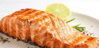 Somon ızgara, taze somon balığının özel marine sosları veya baharatlarla hazırlanıp, yüksek ateşte pişirilmesiyle elde edilen nefis bir yemektir. Izgara yöntemi, balığın doğal lezzetini ve omega-3 bakımından zengin yapısını korumasını sağlar. Sağlıklı beslenmeye önem verenler için ideal bir öğün seçeneğidir. Konulu bir haber görseli.