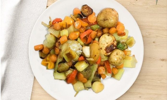 Sote sebze, hem pratik hazırlanışı hem de sağlıklı yapısıyla sofralarda sıkça tercih edilen yemeklerden biridir. Sebzelerin kendi doğallığını ve vitaminlerini koruyarak kısa sürede pişirilmesi, bu yöntemi diğer pişirme yöntemlerinden ayırır. Özellikle günümüzde sağlıklı beslenmeye verilen önemin artmasıyla birlikte sote sebze tarifleri daha fazla ilgi görmeye başlamıştır. Konulu bir haber görseli.