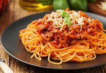 Spagetti Bolognese: İtalyan Mutfağının Lezzetli Klasiği İtalyan mutfağının vazgeçilmezlerinden biri olan spagetti bolognese, hem pratik hazırlanışı hem de lezzetli sosuyla dünya genelinde sofralarda yer alıyor. Kıyma ve domates sosunun uyumu, spagetti ile birleştiğinde ortaya doyurucu ve lezzetli bir yemek çıkıyor. Bu yemek, özellikle akşam yemeklerinde hem ana yemek hem de hızlı bir öğün alternatifi olarak tercih ediliyor. Konulu bir haber görseli.