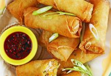 Spring Roll Uzak Doğu Mutfağının İnce Lezzeti Spring roll, Uzak Doğu mutfağının en bilinen atıştırmalıklarından biridir. Özellikle Çin, Vietnam ve Tayland gibi ülkelerde ortaya çıkmış ve zamanla tüm dünyaya yayılmıştır. Adını bahar mevsiminden alan spring roll, geleneksel olarak ilkbaharda hasat edilen taze sebzelerle hazırlanırdı. Bu yönüyle sadece lezzetli değil, aynı zamanda mevsimsel bir kültürü de temsil eder. Konulu bir haber görseli.