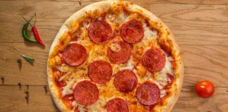 Sucuklu pizza, İtalyan pizzasıyla Türk mutfağının birleşiminden doğan özel bir lezzettir. Temel pizza hamuru üzerine sucuk dilimleri ve peynirin birleşimi, hem görsellik hem de tat açısından sofistike bir deneyim sunar. Bu pizza türü, fast food zincirlerinden ev yapımı tariflere kadar geniş bir yelpazede popülerliğini korur. Konulu bir haber görseli.
