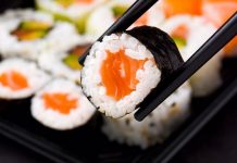 Sushi, bugün dünya genelinde en popüler yemeklerden biri olarak bilinse de kökeni çok eskiye dayanır. Japon mutfağının vazgeçilmezlerinden olan bu lezzet, başlangıçta balıkların fermente edilmesi yöntemiyle ortaya çıkmıştır. Pirinç ve balığın birleşimi, hem pratik hem de uzun süre dayanıklı bir besin olarak Japonya’da hızla yayılmıştır. Konulu bir haber görseli.