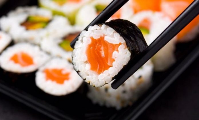 Sushi Dünyada Yükselen Lezzet Trendi Sushi, bugün dünya genelinde en popüler yemeklerden biri olarak bilinse de kökeni çok eskiye dayanır. Japon mutfağının vazgeçilmezlerinden olan bu lezzet, başlangıçta balıkların fermente edilmesi yöntemiyle ortaya çıkmıştır. Pirinç ve balığın birleşimi, hem pratik hem de uzun süre dayanıklı bir besin olarak Japonya’da hızla yayılmıştır. Konulu bir haber görseli.