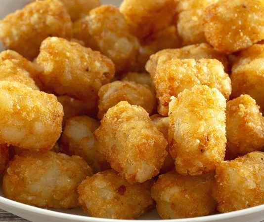 Tater Tots Amerikan Mutfağının Mini Lezzet Bombası Tater tots, Amerikan mutfağının en ikonik atıştırmalıklarından biri olarak öne çıkar. Küçük, silindirik patates parçacıklarından oluşan bu lezzet, ilk olarak 1950’lerde ABD’de ortaya çıkmıştır. Patentli bir tarifle üretilen tater tots, kısa sürede fast food zincirlerinin vazgeçilmez menü öğelerinden biri haline gelmiştir. Konulu bir haber görseli.