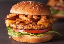 Son yıllarda fast food dünyasında büyük bir dönüşüm yaşanıyor ve bu dönüşümün en dikkat çekici unsurlarından biri de Tavuk Burger oldu. Kırmızı etin yoğun tüketiminden uzaklaşmak isteyenler için daha hafif bir seçenek sunan bu ürün, hem restoran zincirlerinin hem de tüketicilerin gözdesi haline geliyor. Özellikle gençler ve sağlıklı beslenmeyi önemseyenler, öğle ve akşam yemeklerinde daha dengeli alternatifler ararken Tavuk Burgeri tercih ediyor. Konulu bir haber görseli.