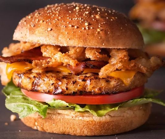 Tavuk Burger Sağlıklı Fast Food Seçenekleri Arasında Yükseliyor Son yıllarda fast food dünyasında büyük bir dönüşüm yaşanıyor ve bu dönüşümün en dikkat çekici unsurlarından biri de Tavuk Burger oldu. Kırmızı etin yoğun tüketiminden uzaklaşmak isteyenler için daha hafif bir seçenek sunan bu ürün, hem restoran zincirlerinin hem de tüketicilerin gözdesi haline geliyor. Özellikle gençler ve sağlıklı beslenmeyi önemseyenler, öğle ve akşam yemeklerinde daha dengeli alternatifler ararken Tavuk Burgeri tercih ediyor. Konulu bir haber görseli.