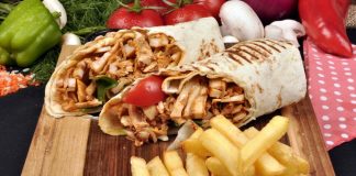 Tavuk Döner Türkiye’nin Vazgeçilmez Sokak Lezzeti Tavuk döner, Türkiye’de hem ekonomik hem de lezzetli olmasıyla öne çıkan sokak yemeklerinden biridir. Yıllardır her yaştan insanın severek tükettiği bu yemek, hem restoranlarda hem de sokak tezgahlarında kolayca bulunur. Pratikliği ve doyuruculuğu sayesinde özellikle öğle yemeklerinde tercih edilen tavuk döner, günlük yaşamın vazgeçilmez bir parçası haline gelmiştir. Konulu bir haber görseli.