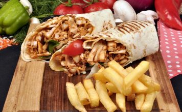 Tavuk döner, Türkiye’de hem ekonomik hem de lezzetli olmasıyla öne çıkan sokak yemeklerinden biridir. Yıllardır her yaştan insanın severek tükettiği bu yemek, hem restoranlarda hem de sokak tezgahlarında kolayca bulunur. Pratikliği ve doyuruculuğu sayesinde özellikle öğle yemeklerinde tercih edilen tavuk döner, günlük yaşamın vazgeçilmez bir parçası haline gelmiştir. Konulu bir haber görseli.