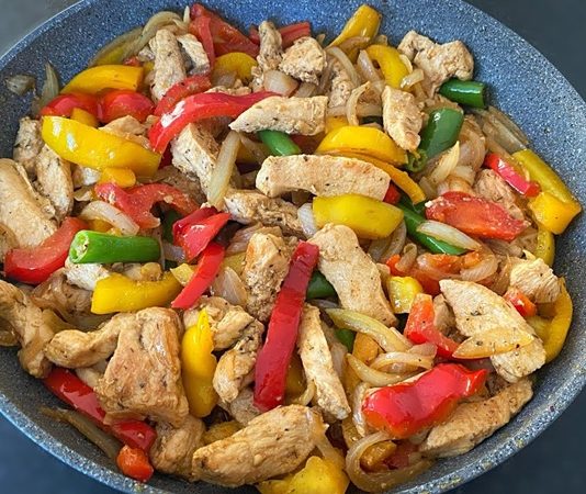 Tavuk Fajita: Meksika Mutfağının Renkli Lezzeti Meksika mutfağının en çok bilinen yemeklerinden biri olan tavuk fajita, hem lezzeti hem de renkli sunumuyla dünya mutfaklarında kendine önemli bir yer edinmiştir. İlk kez 20. yüzyılda ortaya çıkan fajita, başlangıçta dana etiyle yapılırken zamanla farklı et çeşitleriyle de uyarlanmıştır. Tavuk etiyle yapılan versiyonu ise daha hafif, pratik ve ekonomik oluşuyla kısa sürede büyük bir popülerlik kazanmıştır. Konulu bir haber görseli.