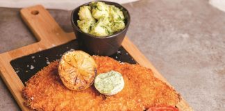 Dünya mutfaklarının en çok tercih edilen lezzetlerinden biri olan tavuk şinitzel, hem pratik hazırlanışı hem de eşsiz tadıyla öne çıkıyor. Avrupa kökenli bu yemek, aslında klasik bir et yemeğinin tavukla uyarlanmış halidir. Alman ve Avusturya mutfağında önemli bir yere sahip olan şinitzel, zamanla farklı kültürlerin mutfağına da girmiştir. Türkiye’de ise tavuk versiyonu daha çok tercih edilmekte, özellikle ev sofralarında ve restoran menülerinde sıkça karşımıza çıkmaktadır. Konulu bir haber görseli.