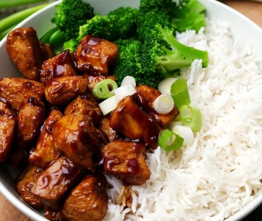 Teriyaki Bowl Sağlıklı Lezzetin Uzak Doğu Yorumu Son yıllarda sağlıklı beslenme alışkanlıklarının artmasıyla birlikte Asya mutfağından esinlenen yemekler dünya genelinde büyük ilgi görüyor. Bu yemekler arasında öne çıkanlardan biri de Teriyaki Bowl oluyor. Hem besleyici hem de görsel açıdan zengin sunumuyla dikkat çeken bu tabak, Japon mutfağının vazgeçilmezlerinden biri olan teriyaki sosuyla hazırlanıyor. Konulu bir haber görseli.