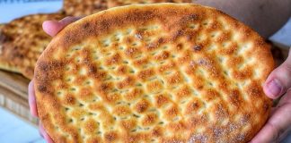 Tırnak Pide: Gelenekten Günümüze Uzanan Lezzet Türk mutfağının en sevilen ekmek çeşitlerinden biri olan tırnak pide, özellikle Ramazan sofralarının ve kebapçıların vazgeçilmez lezzetleri arasında yer alır. Yumuşak içi ve hafif çıtır kabuğu ile öne çıkan bu pide, hem sade olarak hem de farklı yemeklerin eşlikçisi şeklinde tüketilir. Tırnak pide, adını hamura parmak uçlarıyla yapılan tırnak izlerinden alır ve bu izler pişirme sırasında pideye özgün bir görünüm kazandırır. Hem görselliği hem de tadıyla sofraları süsleyen bu geleneksel lezzet, Anadolu’nun mutfak kültüründe önemli bir yere sahiptir. Konulu bir haber görseli.