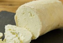 Tulum Peynir: Sofraların Geleneksel Lezzeti ve Mutfağın Vazgeçilmezi Tulum peynir, Türk mutfağının en eski ve en özel peynir çeşitlerinden biridir. Kendine özgü aroması ve yoğun tuzlu tadı ile sofralarda ayrı bir yere sahiptir. Kahvaltılarda, aperatiflerde ve yemeklerde sıklıkla tercih edilen bu peynir, hem lezzeti hem de besleyici değeri ile öne çıkar. Geleneksel üretim teknikleri ve doğal malzemelerle yapılan tulum peynir, peynir severler için vazgeçilmez bir seçenek haline gelmiştir. Konulu bir haber görseli.