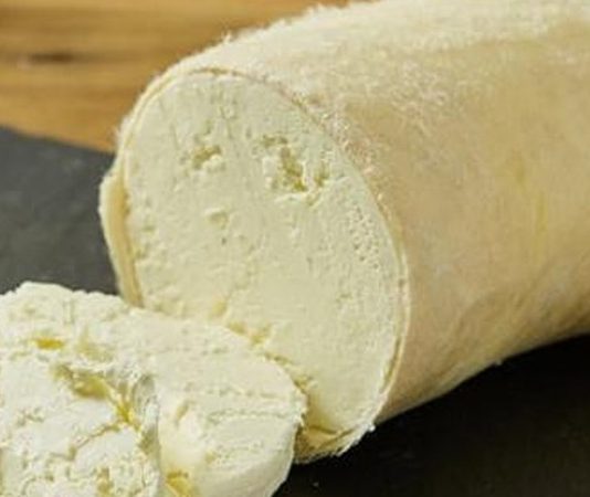 Tulum peynir, Türk mutfağının en eski ve en özel peynir çeşitlerinden biridir. Kendine özgü aroması ve yoğun tuzlu tadı ile sofralarda ayrı bir yere sahiptir. Kahvaltılarda, aperatiflerde ve yemeklerde sıklıkla tercih edilen bu peynir, hem lezzeti hem de besleyici değeri ile öne çıkar. Geleneksel üretim teknikleri ve doğal malzemelerle yapılan tulum peynir, peynir severler için vazgeçilmez bir seçenek haline gelmiştir. Konulu bir haber görseli.