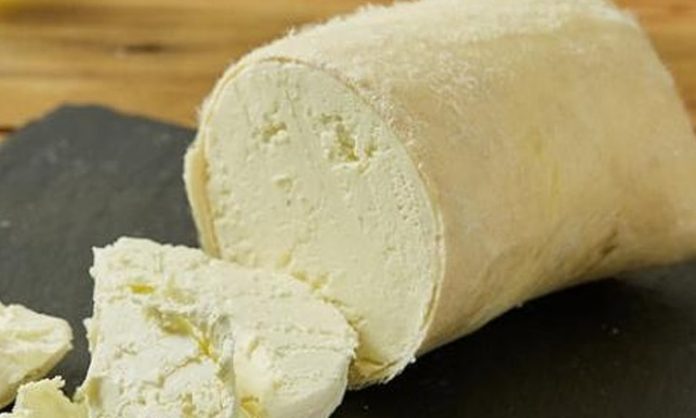Tulum Peynir Sofraların Geleneksel Lezzeti ve Mutfağın Vazgeçilmezi Tulum peynir, Türk mutfağının en eski ve en özel peynir çeşitlerinden biridir. Kendine özgü aroması ve yoğun tuzlu tadı ile sofralarda ayrı bir yere sahiptir. Kahvaltılarda, aperatiflerde ve yemeklerde sıklıkla tercih edilen bu peynir, hem lezzeti hem de besleyici değeri ile öne çıkar. Geleneksel üretim teknikleri ve doğal malzemelerle yapılan tulum peynir, peynir severler için vazgeçilmez bir seçenek haline gelmiştir. Konulu bir haber görseli.