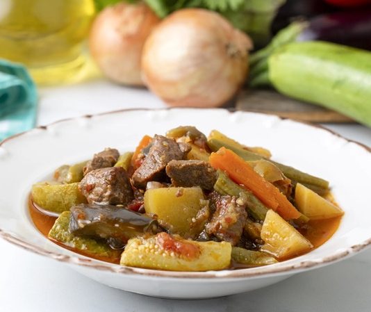 Türlü, Anadolu mutfağının en renkli ve en zengin sebze yemeklerinden biridir. İçinde barındırdığı farklı sebzeler sayesinde hem görsel açıdan hem de lezzet bakımından sofralara çeşitlilik katar. Özellikle yaz aylarında taze sebzelerin bol olmasıyla birlikte türlü yemeği, sofraların vazgeçilmezlerinden biri haline gelir. Konulu bir haber görseli.