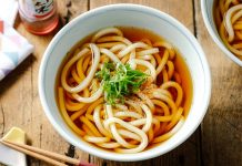Japon mutfağının en köklü lezzetlerinden biri olan Udon, kalın yapısıyla diğer eriştelerden kolayca ayrılır. Bu yemek, buğday unundan elde edilen uzun ve yumuşak eriştelerle hazırlanır. Sıcak ya da soğuk servis edilebilen Udon, farklı malzemelerle birleştiğinde hem doyurucu hem de sağlıklı bir seçenek haline gelir. Konulu bir haber görseli.