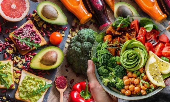 Vegan Yemeklerle Sağlıklı ve Etik Beslenme Günümüzde sağlıklı yaşam ve çevre bilincinin artmasıyla birlikte vegan yemekler daha fazla ilgi görüyor. Vegan beslenme, hayvansal ürünlerin tümünden kaçınmayı temel alır ve yalnızca bitkisel kaynaklı besinlerle beslenmeyi öngörür. Bu yaklaşım, hem sağlığın korunmasına hem de etik açıdan hayvan haklarının gözetilmesine yardımcı olur. Konulu bir haber görseli.