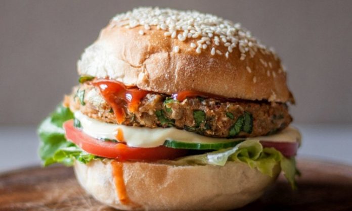 Veggie Burger Sağlıklı Lezzetlerin Yeni Yıldızı Son yıllarda sağlıklı beslenme ve bitkisel bazlı ürünlere olan ilgi büyük bir hızla artıyor. Bu ilgi, fast food sektöründe de kendini gösteriyor. Özellikle veggie burger seçenekleri, et tüketimini azaltmak isteyen veya tamamen bitkisel beslenen kişiler için cazip bir alternatif haline gelmiş durumda. Hem fast food zincirlerinde hem de gurme restoranlarda menülere giren bu burgerler, etin yerini alan zengin bitkisel malzemeleriyle dikkat çekiyor. Konulu bir haber görseli.