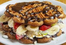 Waffle, Belçika kökenli, çıtır dışı ve yumuşak içi ile bilinen tatlı hamur ürünüdür. Orta Çağ’dan bu yana Avrupa’da tüketilen bu lezzet, zamanla Amerika ve diğer kıtalara yayılmıştır. Geleneksel olarak kahvaltıda veya tatlı saatlerinde tercih edilen waffle, taze meyve, çikolata veya karamel sosla servis edilir. Konulu bir haber görseli.