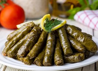 Türk mutfağının en köklü lezzetlerinden biri olan yaprak sarma, tarih boyunca hem sofraları hem de kültürü zenginleştiren bir yemek olarak bilinir. Osmanlı döneminden günümüze uzanan bu gelenek, özellikle özel günlerde ve davet sofralarında kendine yer bulur. Yaprak sarmanın hazırlanışı ve sunumu, mutfak kültürümüzün inceliklerini gösterir ve aile bağlarını güçlendiren bir unsur olarak öne çıkar. Konulu bir haber görseli.