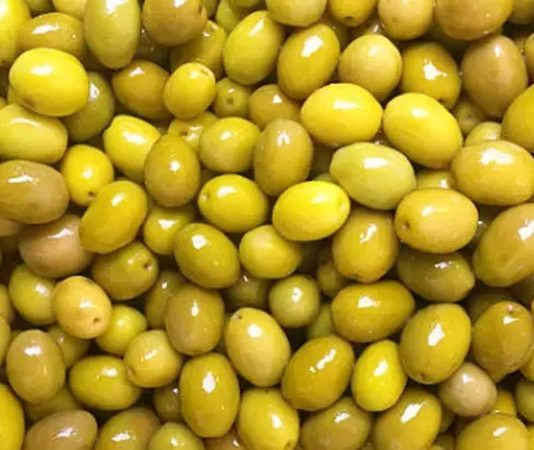 Yeşil Zeytin: Sofraların Doğal Ve Taze Lezzeti Yeşil zeytin, Akdeniz mutfağının en bilinen tatlarından biri olarak sofralarda önemli bir yere sahiptir. Kahvaltıdan salatalara, mezelerden ana yemeklere kadar geniş bir kullanım alanı sunar. Özellikle ferah aroması ve hafif tuzlu yapısı sayesinde her yaştan insanın severek tükettiği bir besindir. Aynı zamanda içerdiği sağlıklı yağlar ve vitaminler sayesinde dengeli bir beslenme için de idealdir. Konulu bir haber görseli.