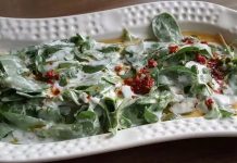 Yoğurtlu semizotu, özellikle yaz aylarında sofraların vazgeçilmez mezelerinden biridir ve hem hafifliği hem de besleyici özelliği ile öne çıkar. Yoğurtlu semizotu, taze semizotu, yoğurt, sarımsak ve zeytinyağı ile hazırlanan, ferahlatıcı ve sağlıklı bir mezedir. Semizotu, omega-3 yağ asitleri ve vitamin açısından zengindir, kalp sağlığını destekler ve bağışıklık sistemine katkıda bulunur. Yoğurt ise protein ve probiyotik içerir, sindirim sistemini güçlendirir ve tokluk hissi yaratır. Konulu bir haber görseli.