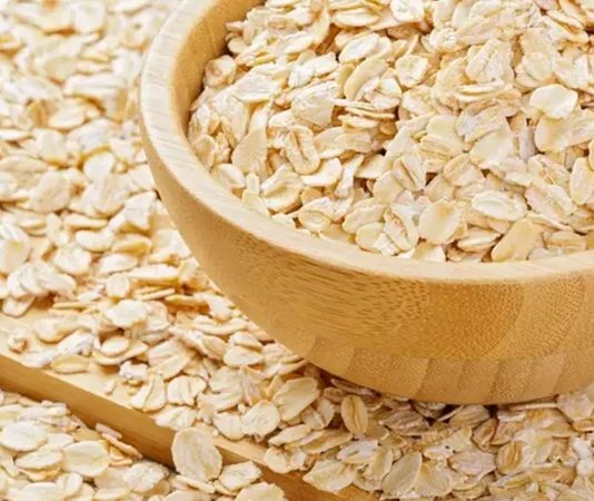 Günümüzde sağlıklı beslenme trendlerinin vazgeçilmezleri arasında yer alan yulaf, hem lif hem de vitamin açısından zengin bir tahıldır. Yulaf, özellikle kahvaltılarda tüketildiğinde uzun süre tokluk hissi sağlar ve sindirim sisteminin düzenlenmesine yardımcı olur. Ayrıca, yulafın içerdiği beta-glukanlar kolesterol seviyesini dengeler ve kalp sağlığını destekler. Konulu bir haber görseli.