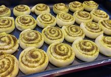 Zaatar Roll, Ortadoğu mutfağının kendine has lezzetlerinden biri olarak öne çıkıyor. İnce hamurun üzerine yayılan zaatar karışımı ve zeytinyağı ile hazırlanan bu lezzet, kahvaltılardan atıştırmalıklara kadar geniş bir yelpazede tüketilebiliyor. Geleneksel tariflerle hazırlansa da modern mutfaklarda farklı şekillerde sunulabiliyor. Konulu bir haber görseli.