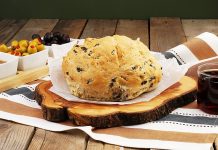 Geleneksel mutfaklarımızın vazgeçilmezlerinden biri olan zeytinli ekmek, hem kahvaltılarda hem de akşam yemeklerinde sofraları süsleyen özel bir lezzettir. Zeytinin doğal aroması ile ekmeğin yumuşak dokusunun birleşmesi, bu ürünü hem sağlıklı hem de lezzetli kılar. Ülkemizde özellikle Ege ve Akdeniz bölgelerinde uzun yıllardır tüketilen zeytinli ekmek, bölgesel tariflerle farklılıklar gösterir ve her sofraya özgün bir tat katar. Konulu bir haber görseli.