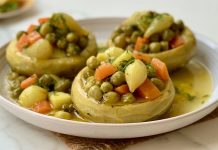 Zeytinyağlı Enginar: Sofraların Sağlıklı ve Hafif Lezzeti Zeytinyağlı enginar, Türk mutfağının hem sağlıklı hem de hafif yemeklerinden biridir. Özellikle meze ve yan yemek kategorisinde sıkça tercih edilir. Enginarın tarihçesi Antik Yunan ve Roma dönemlerine kadar uzanır; ancak Türkiye’de özellikle Ege ve Akdeniz bölgelerinde yetiştirilen enginar, zeytinyağı ile buluştuğunda sofraların vazgeçilmez lezzeti hâline gelir. Konulu bir haber görseli.