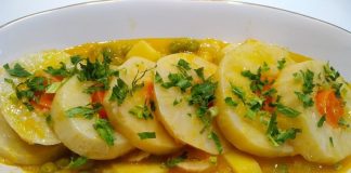 Zeytinyağlı Kereviz: Sağlıklı Ve Lezzetli Sofraların Vazgeçilmezi Zeytinyağlı kereviz, Türk mutfağının klasik zeytinyağlı tariflerinden biri olarak sofralarda yerini alır. Özellikle kış aylarında hafif ve besleyici yemek arayanların tercihi olan kereviz, hem lezzeti hem de sağlığa olan faydalarıyla öne çıkar. Zeytinyağının yumuşatıcı etkisi, kerevizin kendine has aromasını dengeler ve bu yemeği hem hafif hem de doyurucu kılar. Konulu bir haber görseli.