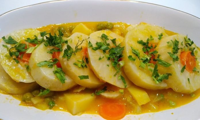 Zeytinyağlı kereviz, Türk mutfağının klasik zeytinyağlı tariflerinden biri olarak sofralarda yerini alır. Özellikle kış aylarında hafif ve besleyici yemek arayanların tercihi olan kereviz, hem lezzeti hem de sağlığa olan faydalarıyla öne çıkar. Zeytinyağının yumuşatıcı etkisi, kerevizin kendine has aromasını dengeler ve bu yemeği hem hafif hem de doyurucu kılar. Konulu bir haber görseli.