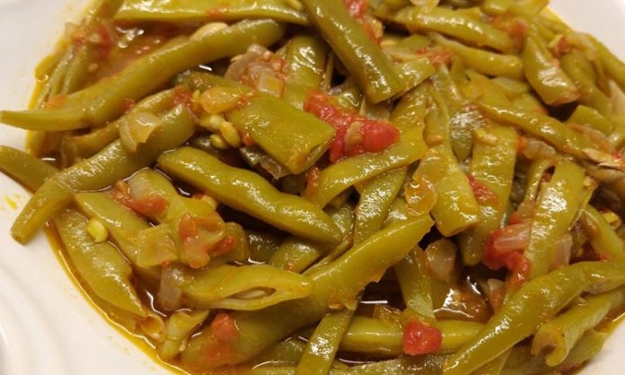 Zeytinyağlı taze fasulye, Türk mutfağının hafif ve besleyici yemeklerinden biri olarak öne çıkar. Özellikle yaz aylarında taze fasulyelerin en bol olduğu dönemde sofralarda sıkça yer alır. Fasulye, lif ve protein açısından zengin bir baklagil olmasıyla, zeytinyağlı tariflerde hem lezzet hem de sağlık sunar. Konulu bir haber görseli.